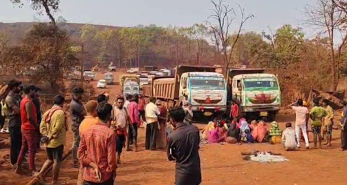 ବାୟୁ ପ୍ରଦୁଷଣ ଦାବିରେ ଗ୍ରାମବାସୀଙ୍କ ରାସ୍ତା ରୋକ, ନାଲି ଆଖି ଦେଖାଉଛି ପୋଲିସ