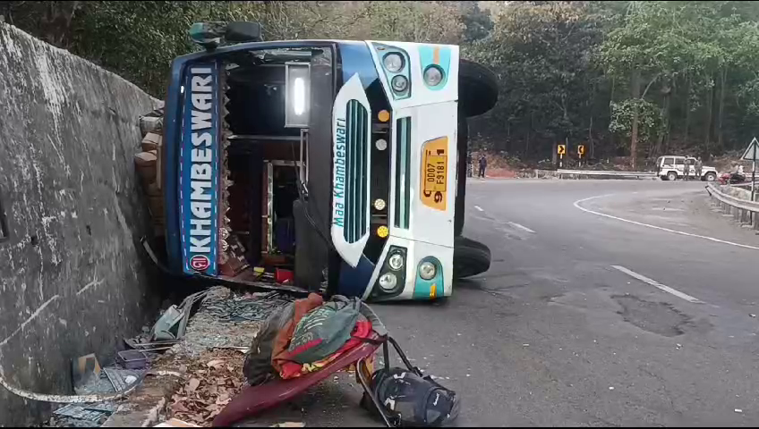 କନ୍ଧମାଳରେ ବସ ଓଲଟି ଜଣେ ଗୁରୁତର,ତିନି ଆହତ