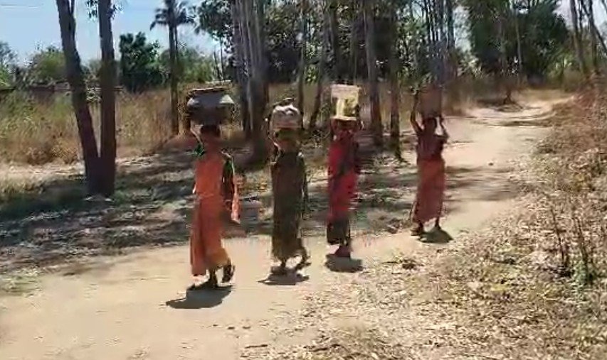 ଗ୍ରୀଷ୍ମ ଆରମ୍ଭରୁ ଅଚଳ ନଳକୂପ, ମାଠିଏ ପାଣି ପାଇଁ ଯିବାକୁ ପଡୁଛି ଦେଢରୁ ଦୁଇ କିଲୋମିଟର ରାସ୍ତା