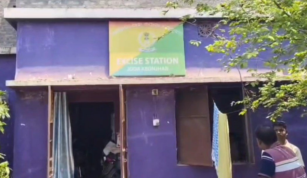 ମହୁଲି ମଦ ଚାଲାଣ ବେଳେ ଚଢାଉ