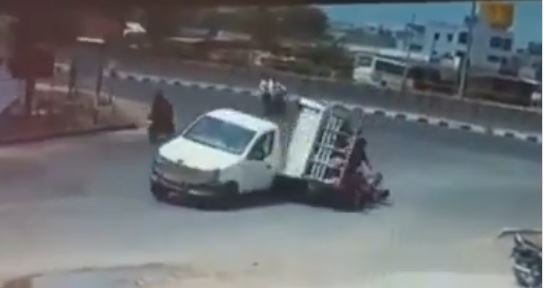 ଏପରି ପ୍ରତିଭାବାନ ଡ୍ରାଇଭରଙ୍କଠାରୁ ଭଗବାନ ଆମକୁ ରକ୍ଷା କରିଛନ୍ତି, ଭାଇରାଲ୍ ଭିଡିଓଟିକୁ ଆପଣ ମଧ୍ୟ ଦେଖିନିଅନ୍ତୁ