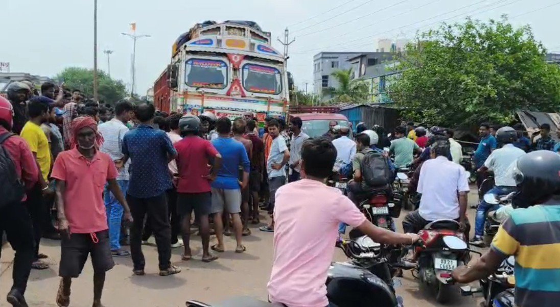 рмЗрмлрмХрнЛ рмЫрмХ рмирм┐рмХрмЯрм░рнЗ рм╕рмбрмХ рмжрнБрм░рнНрмШрмЯрмгрм╛