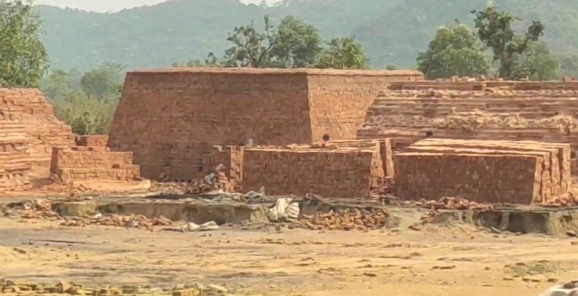 ବେଆଇନ ଇଟାଭାଟି, ଆର.ଆଇଙ୍କ ନାଲି ଆଖି, ତହସିଲଦାର ନିଦାବିଷ୍ଣୁ