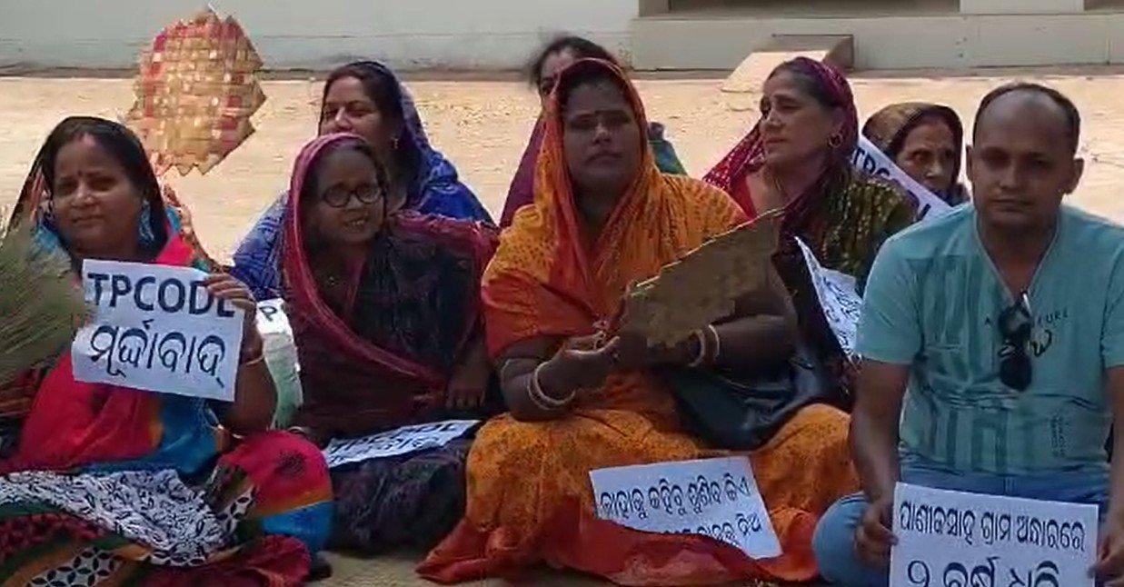 ଲୋ ଭୋଲଟେଜକୁ ନେଇ ତାତିଲେ ଗ୍ରାମବାସୀ, ଅଫିସ ବନ୍ଦ କରି କର୍ମଚାରୀ ଛୁ…