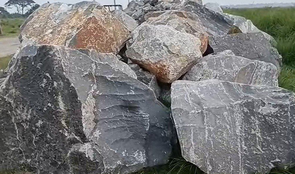 ଅଠର ଟନ ପୋଲରେ ୪୦ ଟନର ପଥର ବୋଝେଇ ହାଇୱା,ବିରୋଧ କଲେ ମିଳୁଛି ହତ୍ୟା ଧମକ