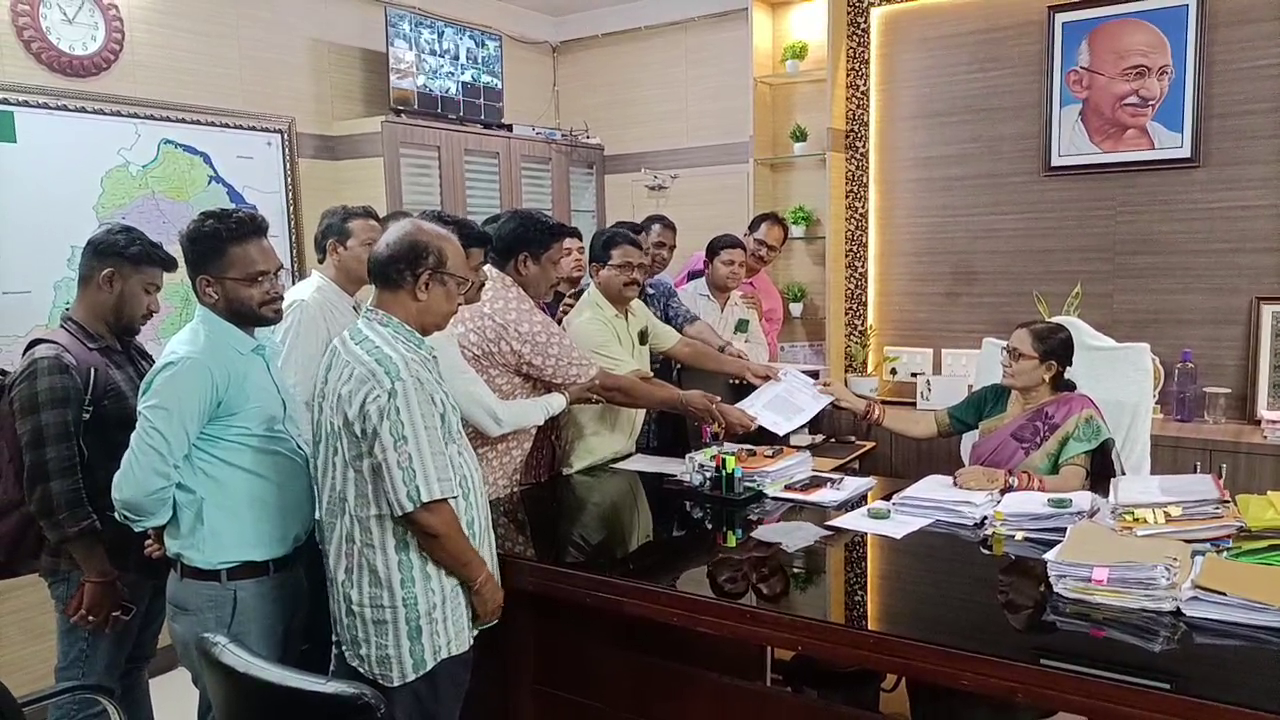 ମଣ୍ଡିରୁ ଧାନ ନ ଉଠିବା ଦାବି ନେଇ ଜିଲ୍ଲାପାଳଙ୍କ କାର୍ଯ୍ୟାଳୟ ଘେରାଉ