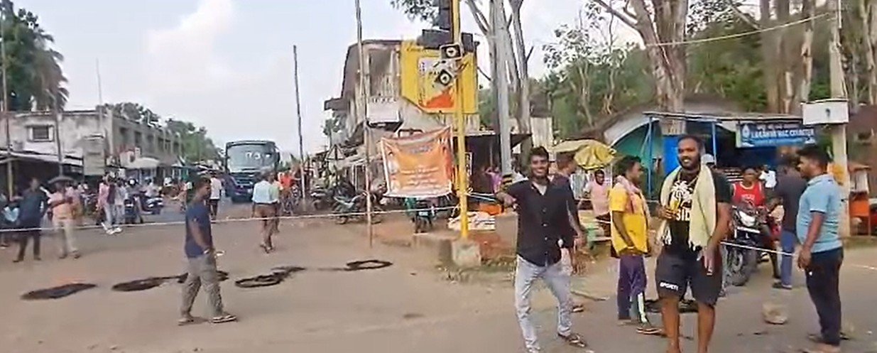 ଏନଏଚ ୨୬ ଅବରୋଧ: ମୃତକଙ୍କୁ କ୍ଷତିପୂରଣ ଦାବିରେ ଅଖଚକ ବନ୍ଦ