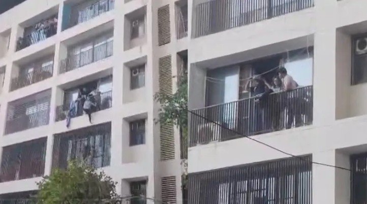 ଅହମ୍ମଦାବାଦ ବିମାନ ଦୁର୍ଘଟଣାର ନୂଆ ଭିଡିଓ, ନିଆଁ ଏବଂ ଧୂଆଁ ମଧ୍ୟରେ ଛାତ୍ରମାନେ କୋଠାରୁ ଡେଇଁପଡ଼ୁଥିବାର ଦେଖାଯାଇଥିଲା