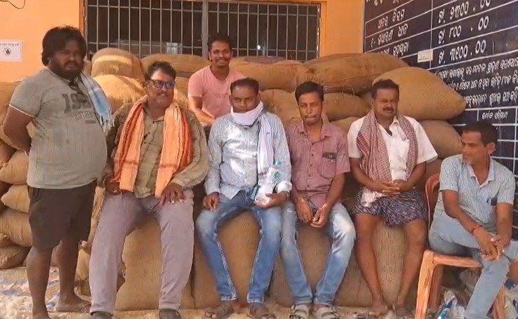 ମଣ୍ଡିରୁ ଉଠୁନି ଧାନ, ତାଲା ପକାଇଲେ ଚାଷୀ