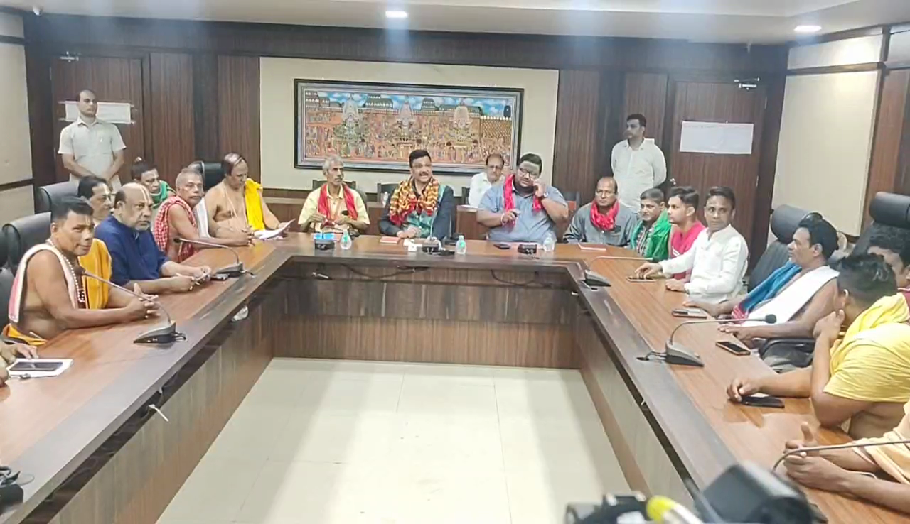 ଘୋଷାଯାତ୍ରା ପାଇଁ ଜୋରଦାର ପ୍ରସ୍ତୁତି:ବସିଲା ଦଇତାପତି ନିଯୋଗ ସହ ଶ୍ରୀମନ୍ଦିର ମୁଖ୍ୟ ପ୍ରଶାସକ ଏକ ସ୍ବତନ୍ତ୍ର ବୈଠକ