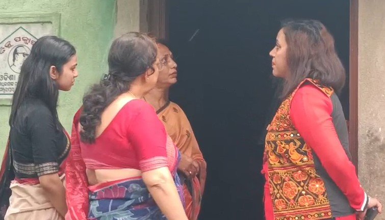 ଦୁଷ୍କର୍ମ ପୀଡିତାଙ୍କ ଘରେ ନାରୀ ନ୍ୟାୟ ବାହିନୀର କର୍ମକର୍ତ୍ତା