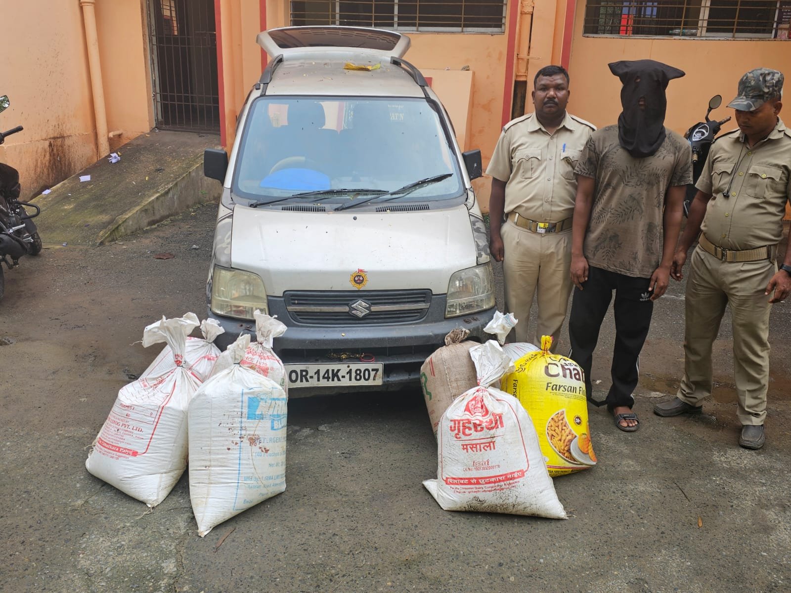 ମଦ ସହ ଓ୍ବାଗନର ଗାଡି ଜବତ