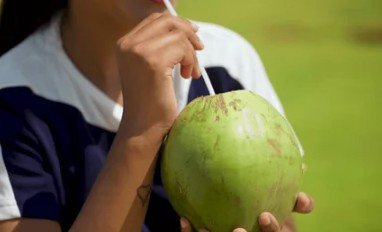 ଏହି ୫ ଲୋକଙ୍କ ପାଇଁ ନଡ଼ିଆ ପାଣି ବିଷଠାରୁ କମ୍ ନୁହେଁ, ଯଦି ଆପଣ ପିଉଛନ୍ତି ତେବେ ଆଜିଠାରୁ ବଦଳାନ୍ତୁ ଏହି ପଦ୍ଧତି