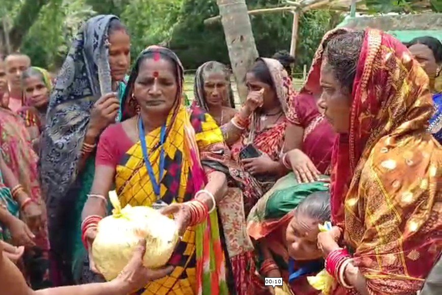 କୃଷକ ମହିଳା ମହାସଂଘ ତରଫରୁ ବନ୍ୟା ବିପନ୍ନଙ୍କୁ ଶୁଖିଲା ଖାଦ୍ୟ ବଣ୍ଟନ