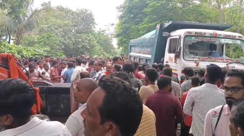 ବାଇକ୍ ଉପରେ ମାଡ଼ିଗଲା ହାଇଓ୍ବା