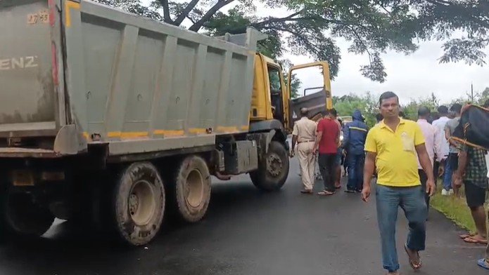ସରକାରୀ ବସ କୁ ପିଟିଲା ହାଇୱା ଟ୍ରକ