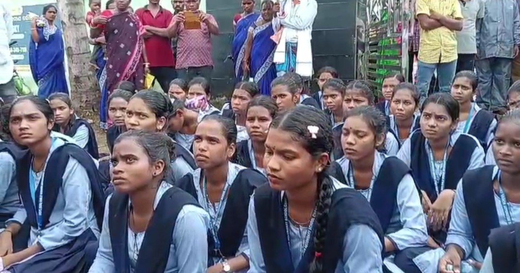 ଚନ୍ଦ୍ରପୁର ଏସ୍ ଏସ୍ ଡି ଉଚ୍ଚ ମାଧ୍ୟମିକ ବିଦ୍ୟାଳୟର ଛାତ୍ରୀଙ୍କ ବ୍ଲକ ସମ୍ମୁଖରେ ଧାରଣା