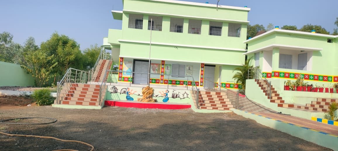 ସ୍କୁଲରେ ଲାଗିଥିବା ସାମଗ୍ରୀ ଖୋଲିନେବେ ଠିକାଦାର