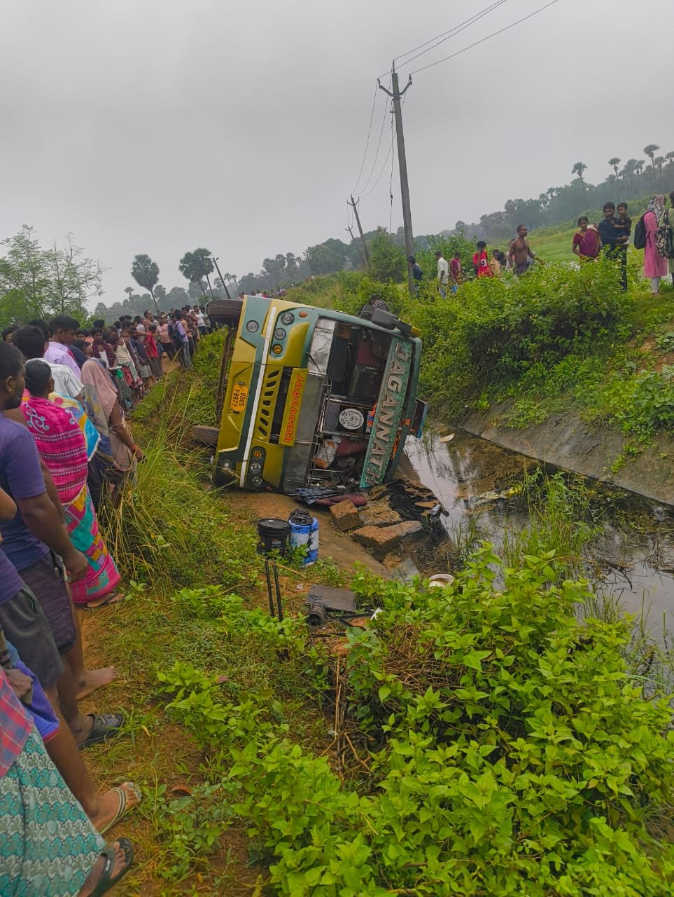 ଯାତ୍ରୀବାହୀ ବସ ଓଲଟି କୋଡିଏରୁ ଉର୍ଦ୍ଧ୍ୱ ଆହତ
