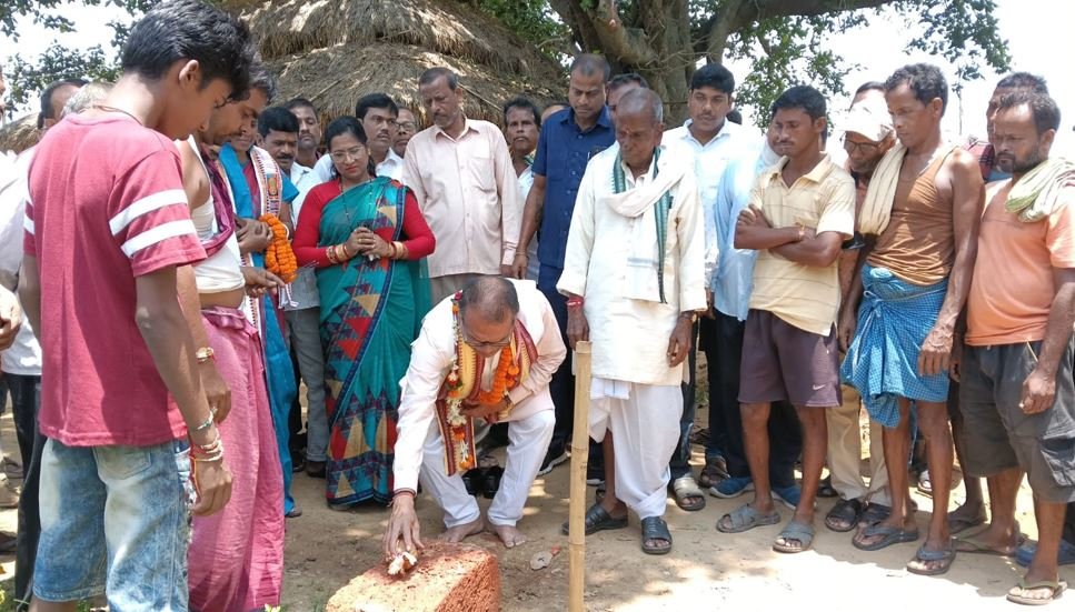 ଭିତ୍ତି ପସ୍ତର ଶୁଭାରମ୍ଭ କଲେ ସାଂସଦ