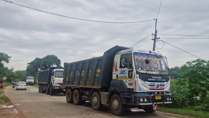 ଡମ୍ପର ପିଛା ୫୦୦୦ ଦିଅ ଆଉ ଗାଡି ନେଇ ଯାଅ!