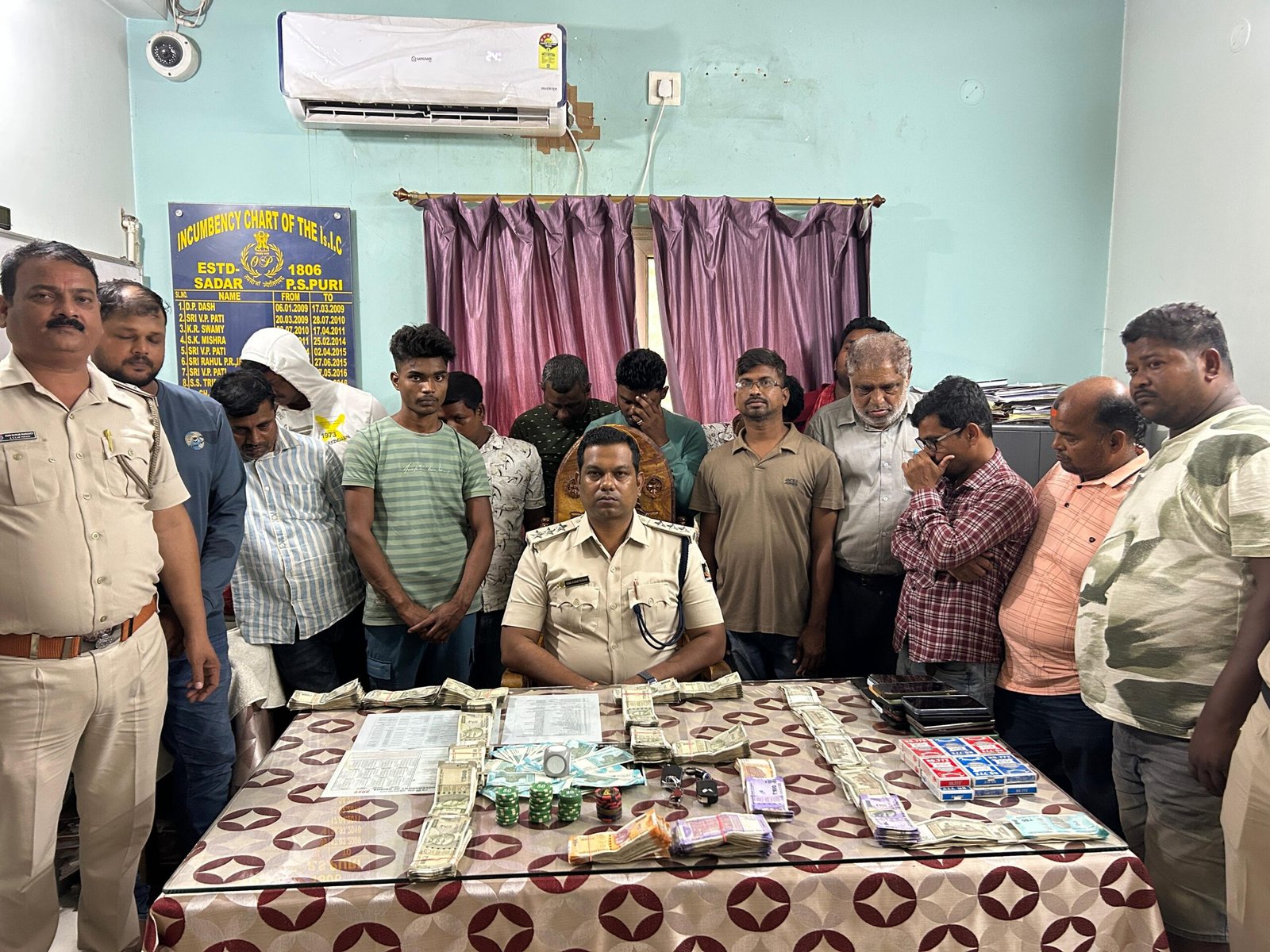 ଜୁଆ ଆଡ୍ଡାରେ ଚଢାଉ,ଲକ୍ଷାଧିକ ଟଙ୍କା ଜବତ