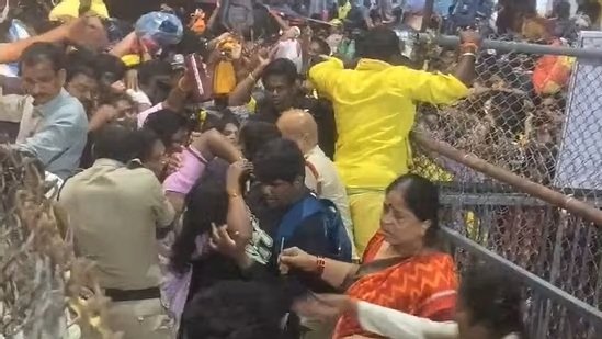 рмПрмХрм╛рмжрм╢рнАрм░рнЗ рмнрнЗрмЩрнНрмХрмЯрнЗрм╢рнНрн▒рм░ рмормирнНрмжрм┐рм░рм░рнЗ рмжрм│рм╛рмЪрмХрмЯрм╛, рнзрнж рморнГрмдрнНрнЯрнБ