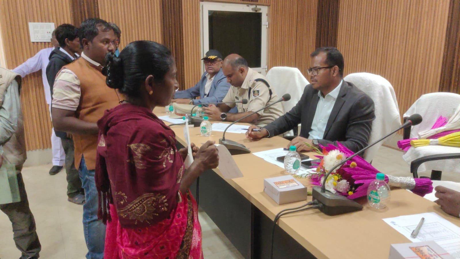 ରାଇରଙ୍ଗପୁରରେ ଲୋକଙ୍କ ଦୁଃଖ ଶୁଣିଲେ ଜିଲ୍ଲାପାଳ