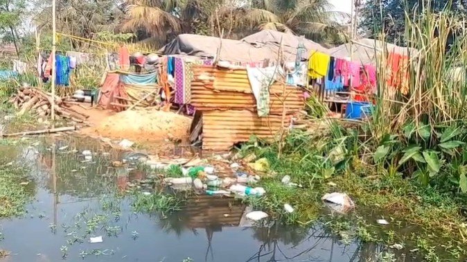 ଘରେ ପଶୁଛି ନାଳାପାଣି, ନ୍ୟାୟ ପାଇଁ ରାସ୍ତାରେ ଆଦିବାସୀ