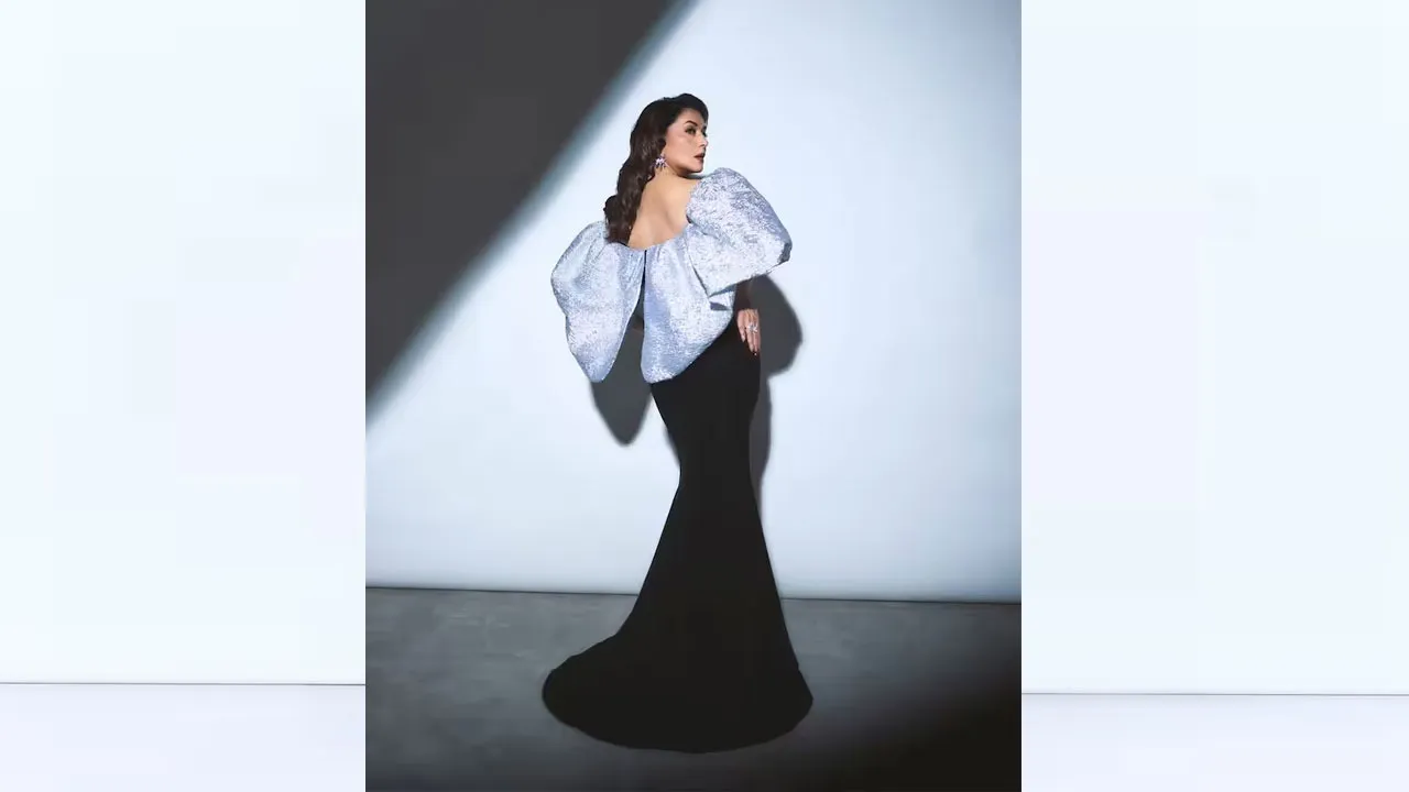 ୫୮ରେ ବି ଫିଟ୍‌ନେସ୍‌ର ‘ରାଣୀ’! ମାଧୁରୀଙ୍କ କର୍ଲି ହେୟାର ଓ କାତିଲ୍ ହସରେ ପୁଣି ଘାଇଲା ହେଲା ବଲିଉଡ!