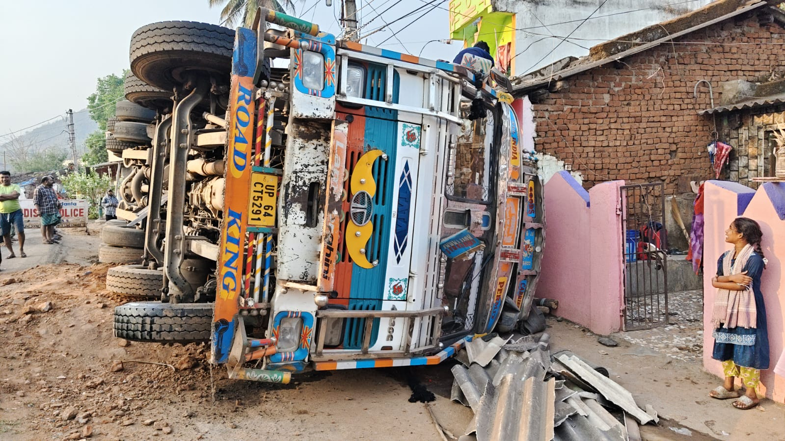 ଅଳ୍ପକେ ବର୍ତ୍ତିଲେ ୩ ପରିବାର: ଘର ଉପରେ ଓଲଟିଲା ବକ୍ସାଇଟ ବୋଝେଇ ବଲକର