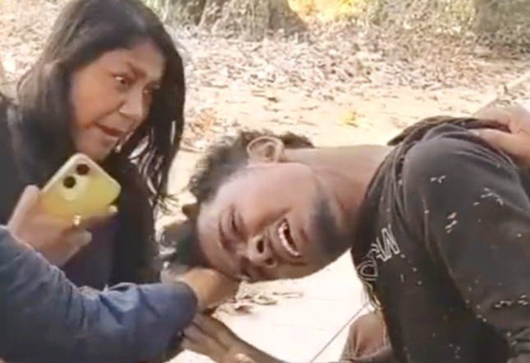 ମୋବାଇଲ୍ ଫୋନ୍ ଛଡ଼ାଇ ନେବା ପରେ ଯୁବତୀଙ୍କ ହିଂସାତ୍ମକ ପ୍ରତିକ୍ରିୟା